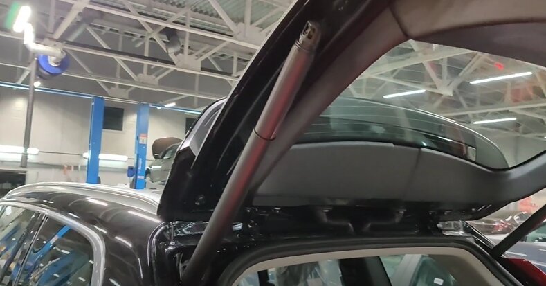 Штоки электропривода багажной двери Volvo XC90