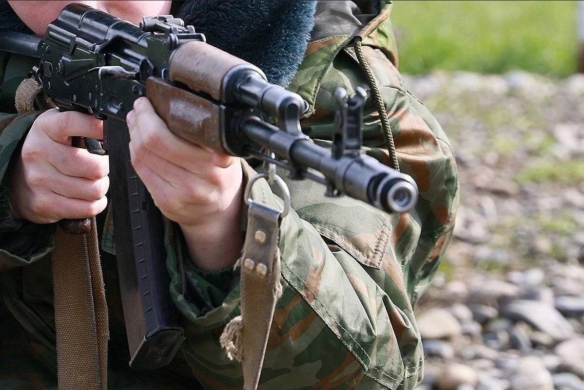 ⚡️В Курской области в военной части на границе с Украиной срочник расстрелял двоих сослуживцев, не ответивших на вопрос «Кто идёт?».

Один из пострадавших погиб на месте, второго экстренно доставили в больницу.

