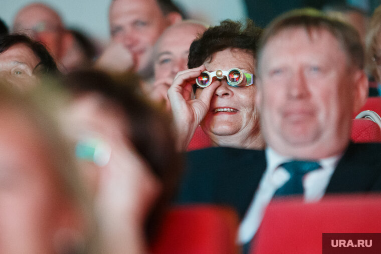    Театр должен предоставить билеты на постановки, которые будут показаны в мае