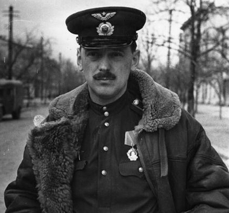    Упражняться в поэзии Михалков начал рано. Однажды его отец отправил стихи сына поэту Александру Безыменскому, который хорошо о них отозвался / Wikipedia Commons