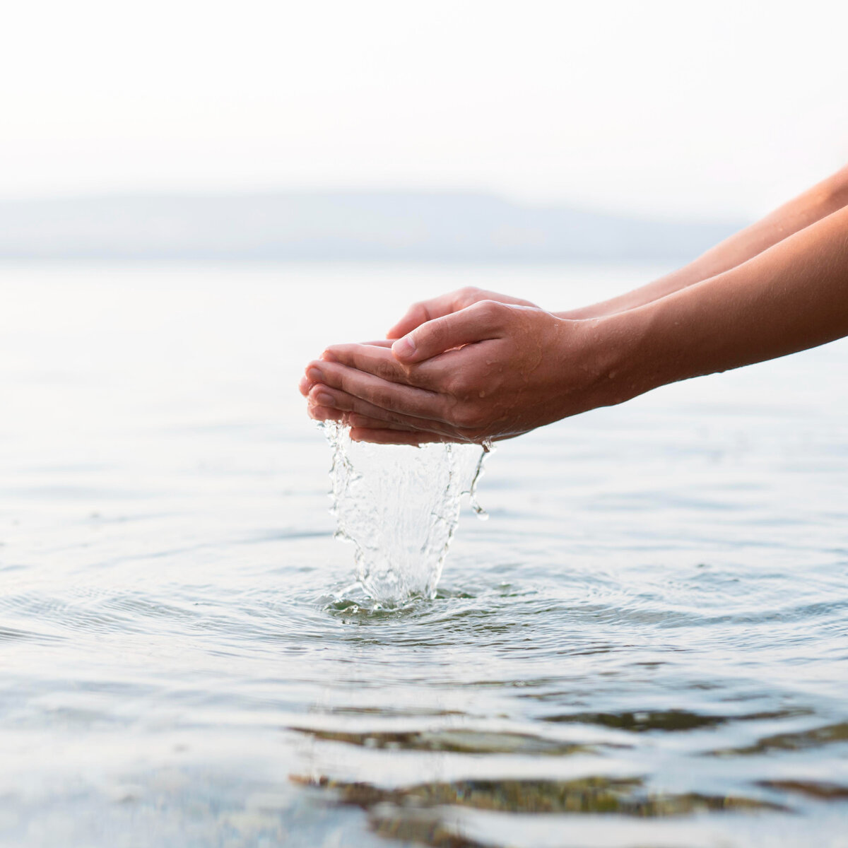Вода в руках человека. Две руки и вода. Рука в воде фото. Некомфортные картинки с водой. Включи руки вода