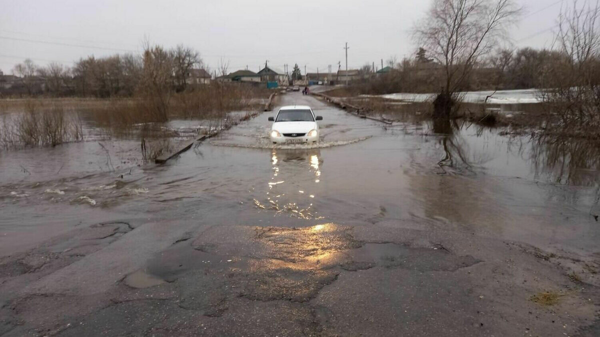     В Волгоградской области продолжается разлив малых рек из-за подъема воды. За минувшие сутки уровень воды поднимался местами почти на три метра, по данным Гидрометцентра России.