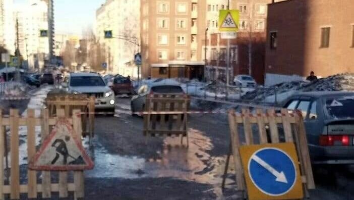     В Ижевске на улице Холмогорова 14 марта прорвало чугунный водопровод, вода разлилась на проезжую часть дороги и тротуар. Об этом сообщила пресс-служба администрации города.