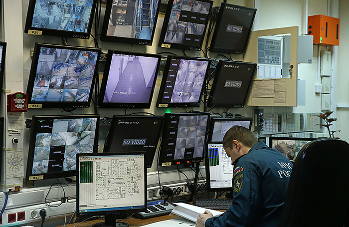    Сотрудник МЧС России на пункте видеонаблюдения во время проверки пожарной безопасности в торговом центре.Александр Рюмин/ТАСС