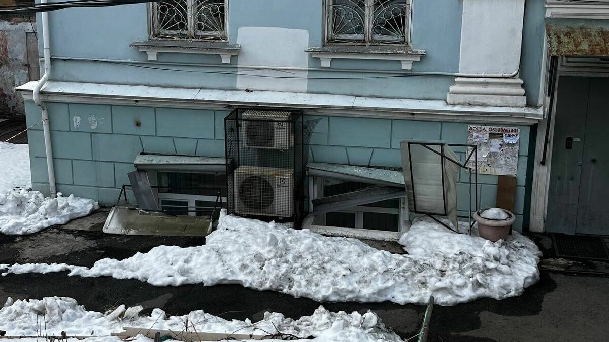     Практически в каждом жилом доме в центре Владивостока, на первом или цокольном этаже есть офис, магазин или какая-либо компания, оказывающая услуги. И чтобы защититься от нежелательных гостей в ночное время суток или на выходных их владельцы защищаются козырьками или рольставнями.