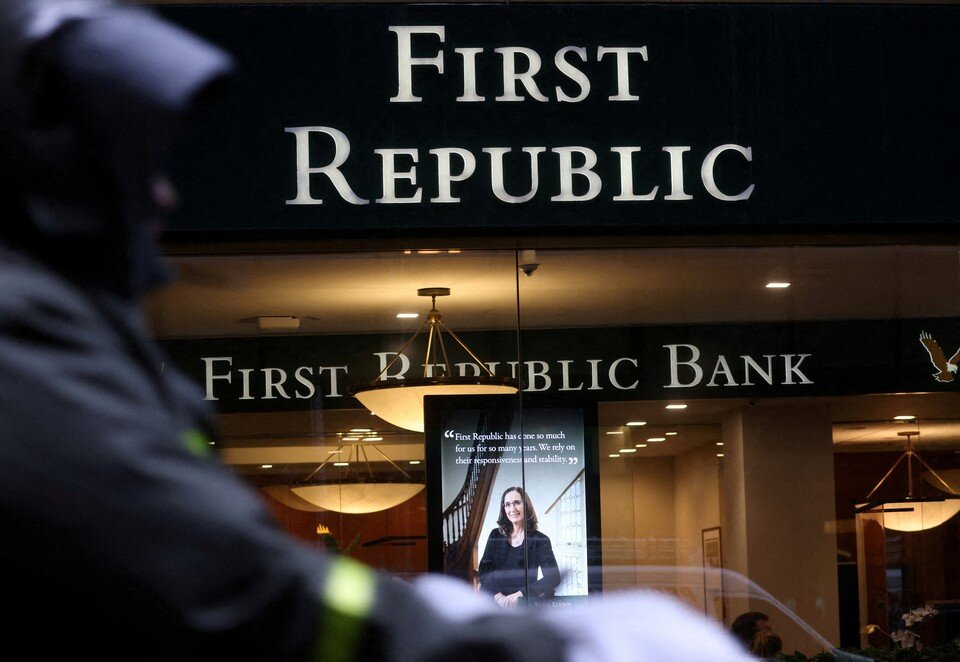     Американские банки поддержали First Republic на фоне снижения его кредитного рейтинга  REUTERS