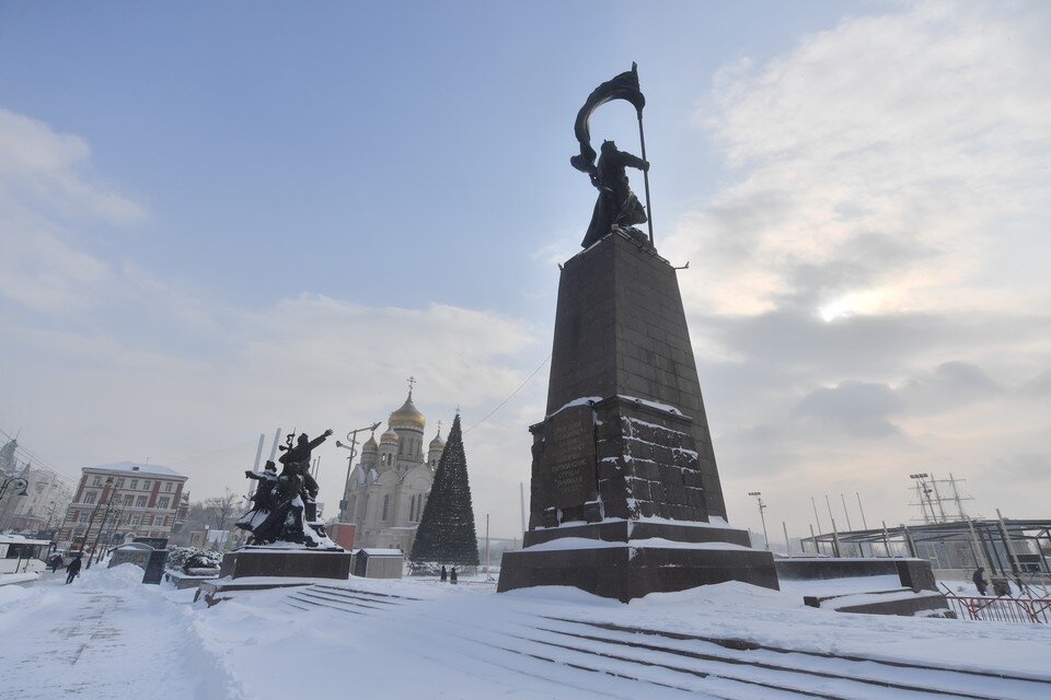     Возле аэропорта советника встретили активисты с плакатами. Иван МАКЕЕВ