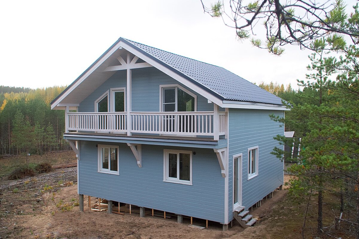                           дом, отделанный крашеной имитацией брусадом