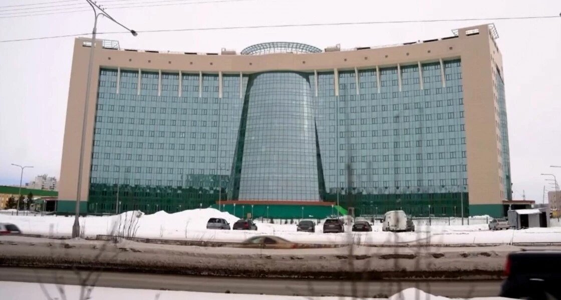    Власти Нижневартовска раскритиковали подсветку строящейся окружной клинической больницы