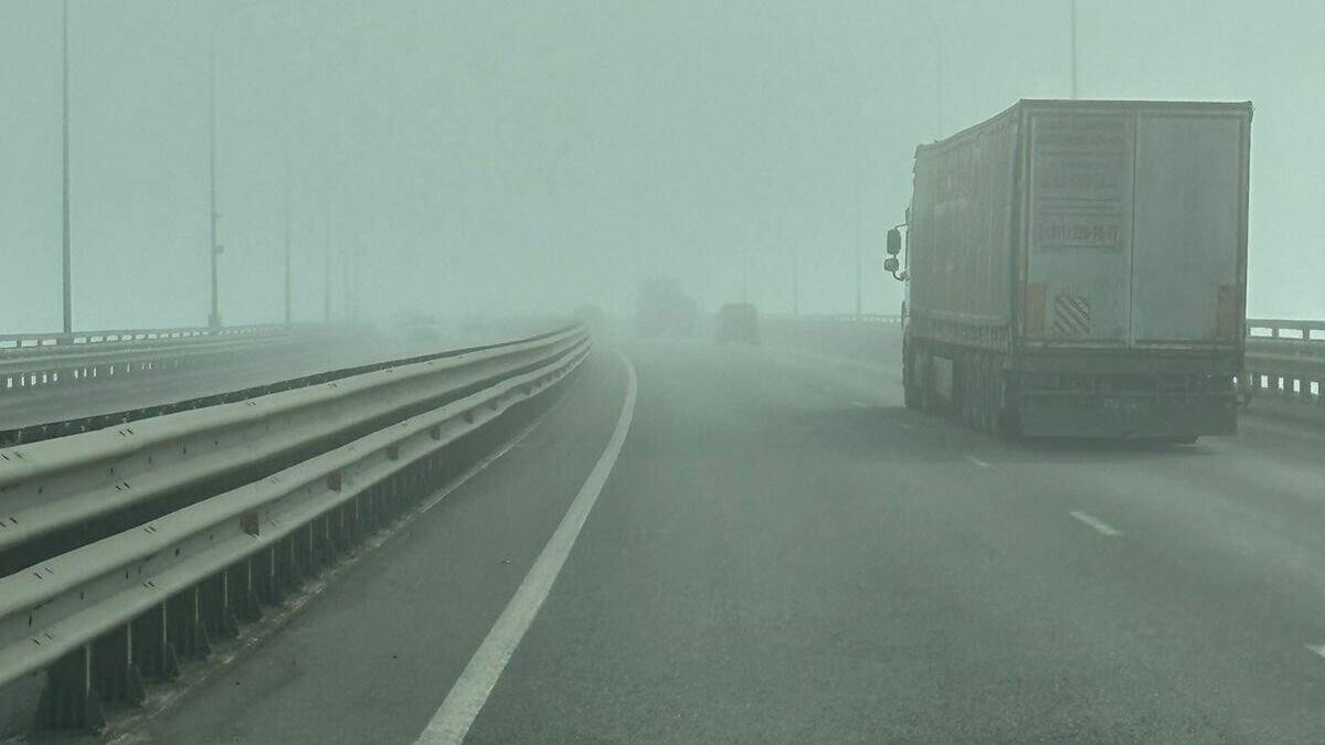     Атмосфера загадочного мрачного города Silent Hill (18+) воплотилась во Владивостоке — туманы сковали Седанку. Автомобилистам не видно дорогу, однако это никого не останавливает — лихачи продолжают класть стрелку спидометра.