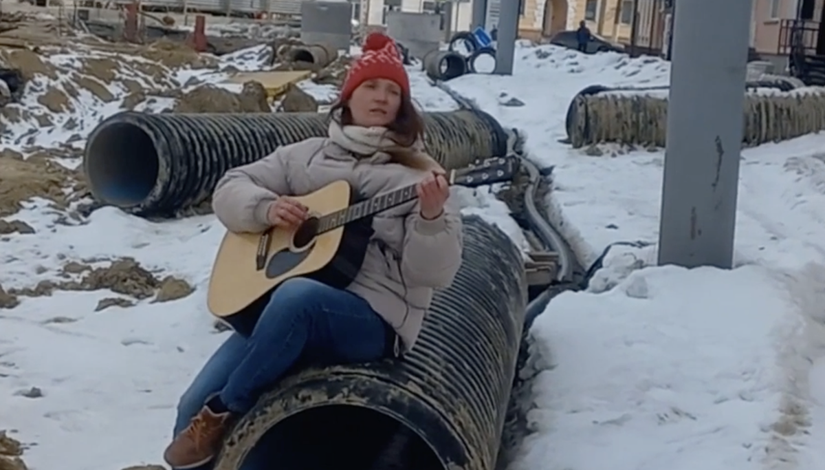 Фото: скриншот из клипа Курганчанки "Остановки здесь нет"