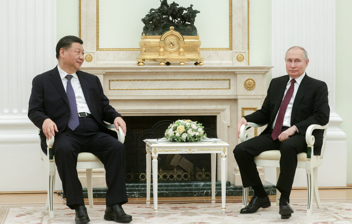    Председатель КНР Си Цзиньпин и президент РФ Владимир Путин  Сергей Карпухин/ТАСС