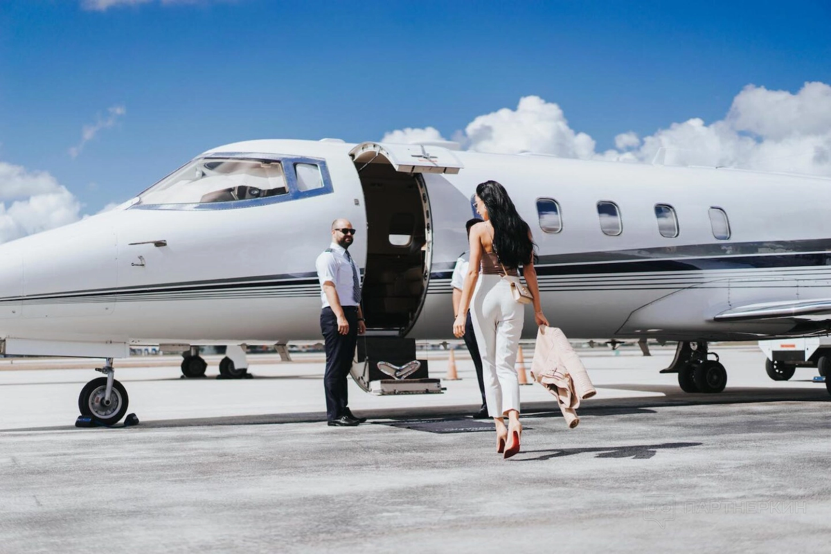 В белом самолете. Прайвет Джет. Самолет private Jet. Частные самолёты Джет. Private Jet Luxury private Jet.