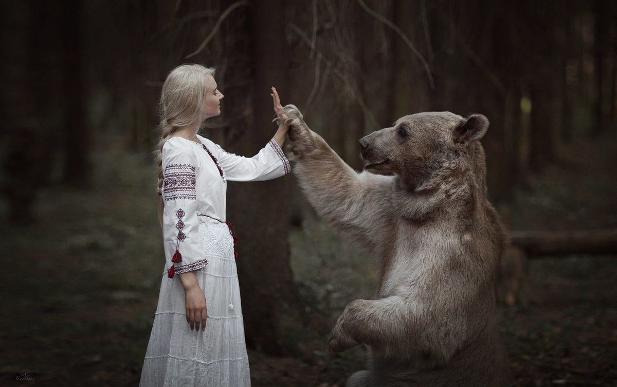 Как в древности называли медведя. Фотосессия с медведем. Медведь у славян. Девочка и медведь.