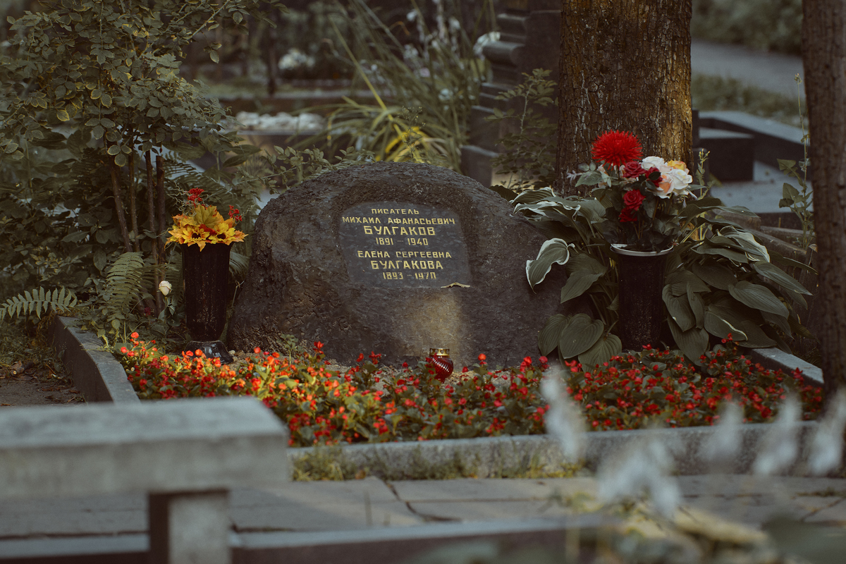 Могила Михаила и Елены Булгаковых на Новодевичьем кладбище.                                                  Фото с сайта  checker-photos.ru