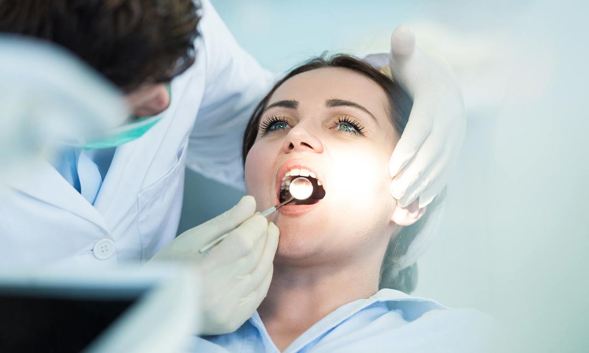 Боль во рту врач. Осмотр стоматолога. Стоматолог и пациент. Обследование у стоматолога. Осмотр в стоматологии.