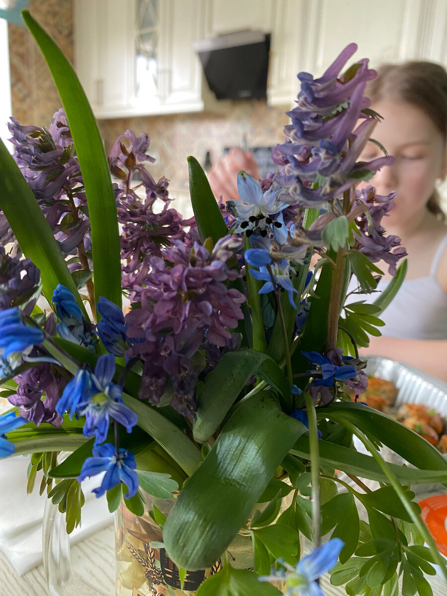 За букетом девочка, которая любит суши 