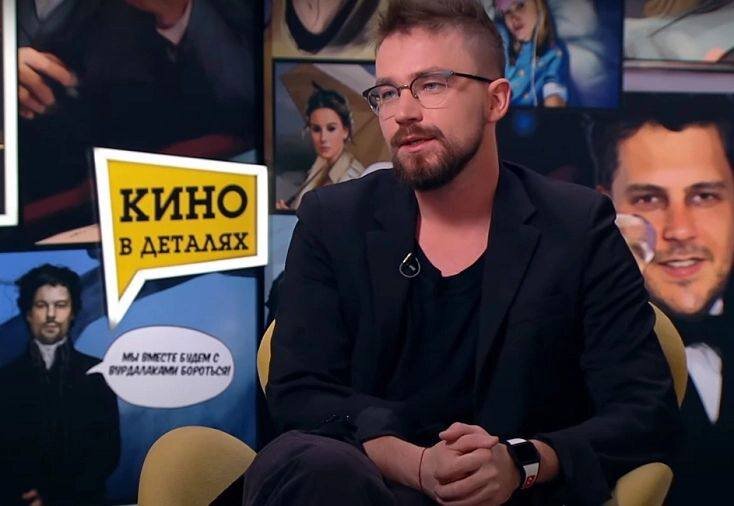 33-летний актер Александр Петров признался, что устал от звездного образа жизни и решил временно отойти от дел. В интервью в шоу «Кино в деталях» на СТС он рассказал, что за последнее время сильно выдохся и нуждается в отдыхе. Он также отметил, что устал от своей славы и постоянного внимания со стороны общественности. 
Петров признался, что больше не хочет принимать все предложения, которые ему поступают, и хочет сконцентрироваться на себе. Он считает, что время отдыха поможет ему вернуться к работе с новыми силами и идеями.

Многие поклонники Александра Петрова поддержали его решение и выразили надежду на скорейшее возвращение актера на экраны. Однако, есть и те, кто не понимает его выбора и считает, что он упускает хорошие возможности.

Несмотря на все разногласия, Александр Петров решил сделать то, что считает нужным для себя. Временный отдых поможет ему перезагрузиться и вернуться к работе с новыми силами и идеями.