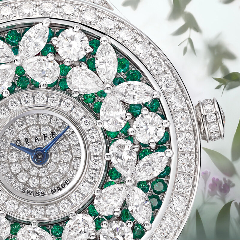 Часы Graff Classic Butterfly Emerald в 32 мм корпусе из белого золота с бриллиантами и изумрудами на корпусе и циферблате