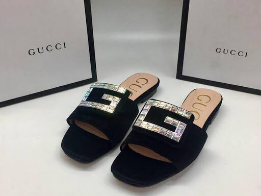 Гуччи-шлёпки.