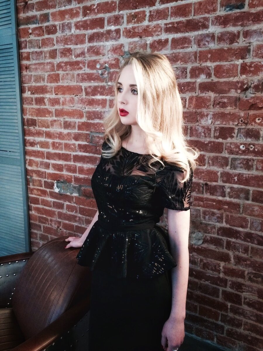 На вид вся такая расфувыренная, а по сути поехавшая на всю голову.