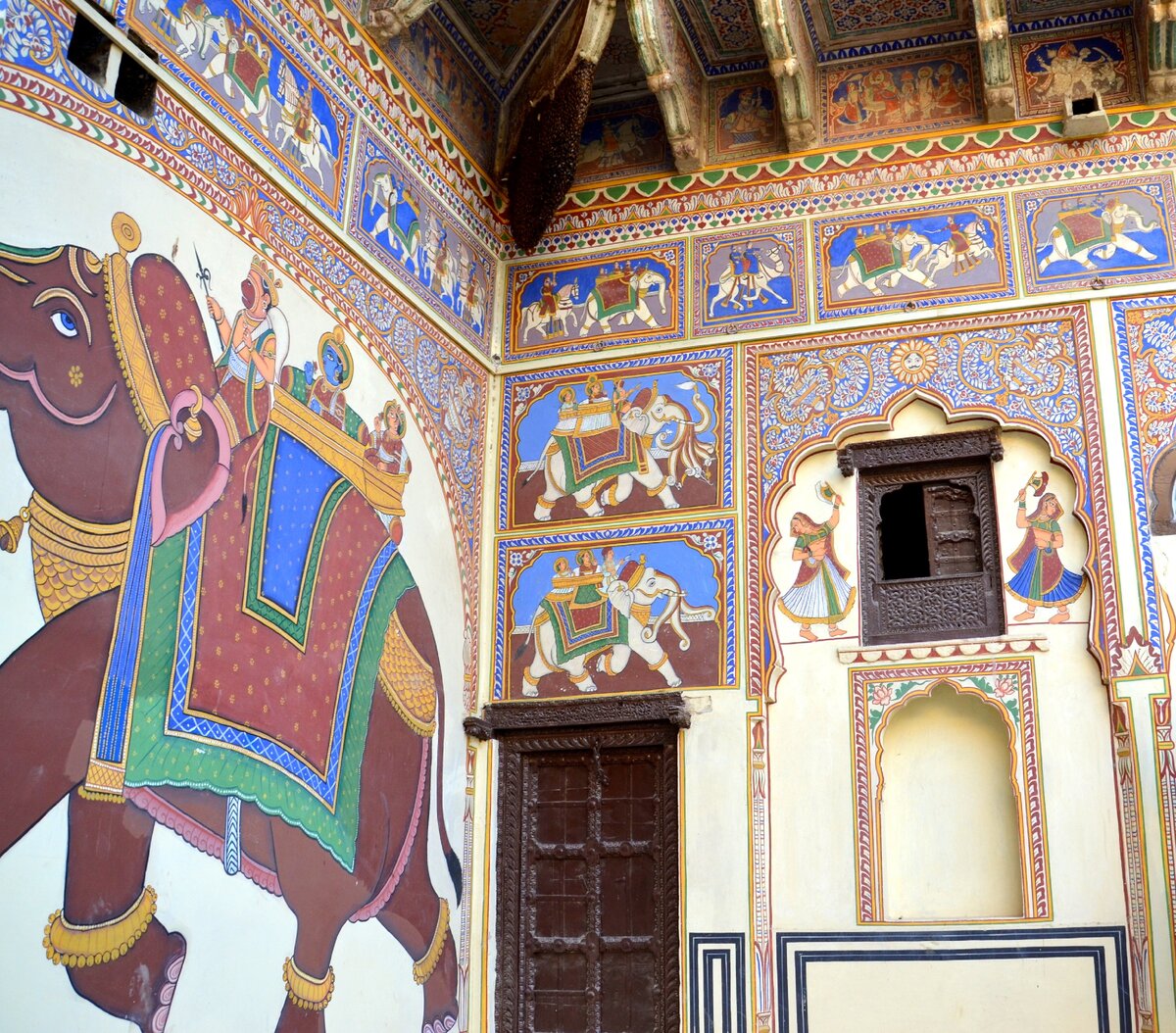 Две расписные стены внутреннего двора хавели в городе Мандава. Фото автора.