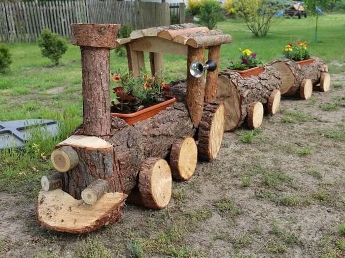 Паровозик из бревен