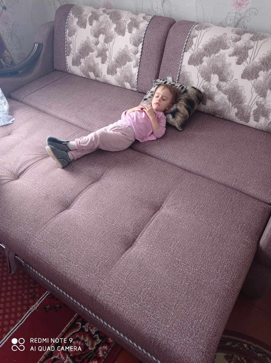 Наш диванчик и спящая мелочь