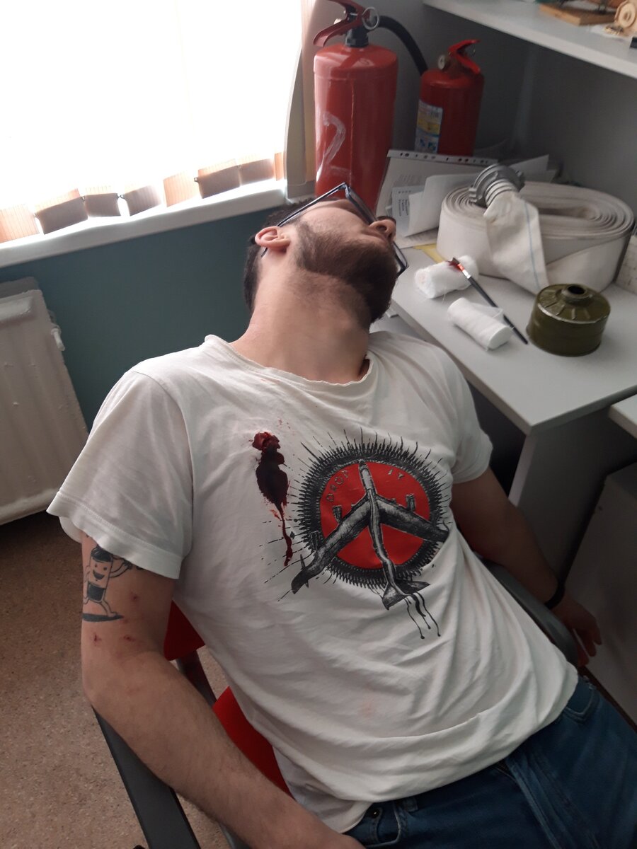 Отец семейства с раной от пули. Загримированный статист.