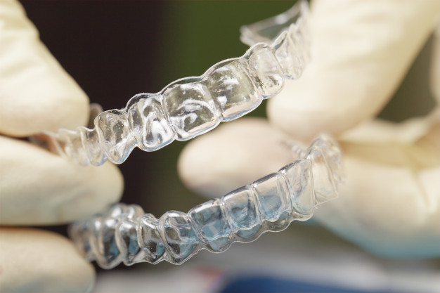 Invisalign  — представляет из себя набор индивидуальных, точно повторяющих форму зубов, практически не видимых, съёмных элайнеров (кап), которые пациент носит в течение 2 недель, 21-22 часа в сутки. 