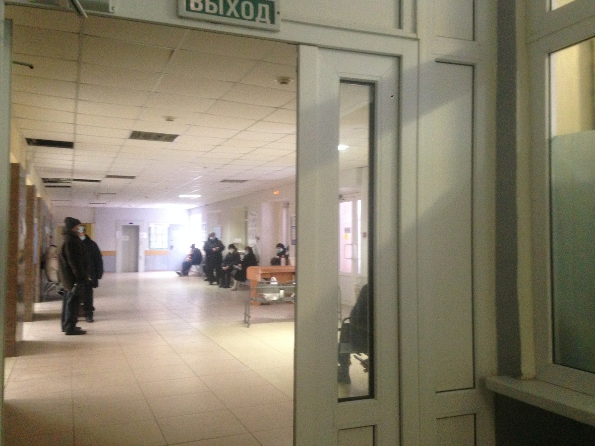 Городская поликлиника. Ажиотажа нет. Всё тихо , мирно и спокойно.