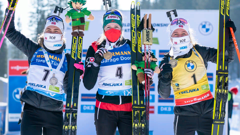 Призеры женского масс-старта в Поклюке: Ингрид Тандревольд, Лиза Тереза Хаузер и Тириль Экхофф. Источник фото: официальный сайт IBU (https://www.biathlonworld.com/)