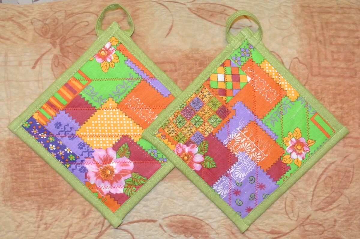 Это не кусочки ткани, это такой рисунок.