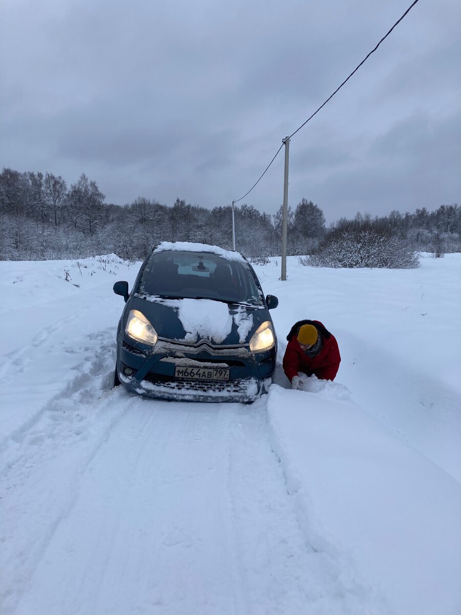 Откапываю машину лопатой.