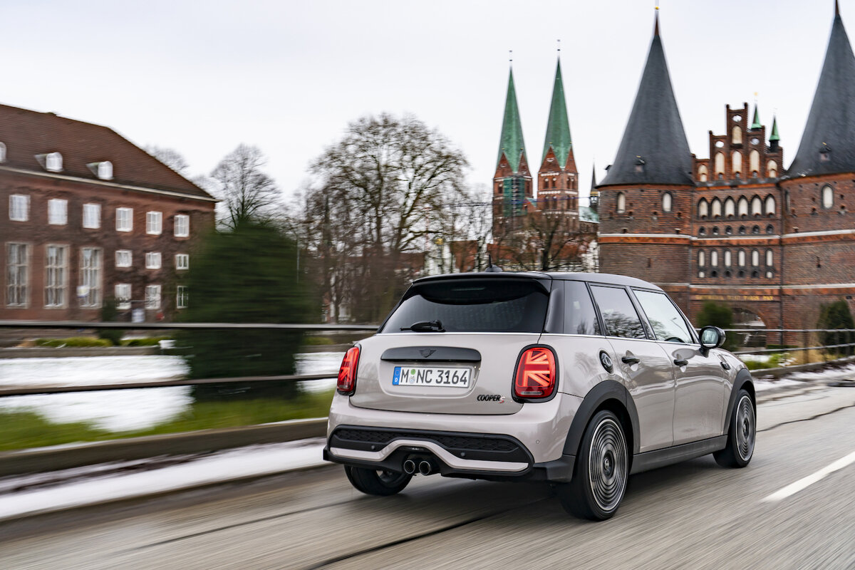 Новый пятидверный хэтчбек MINI 2022