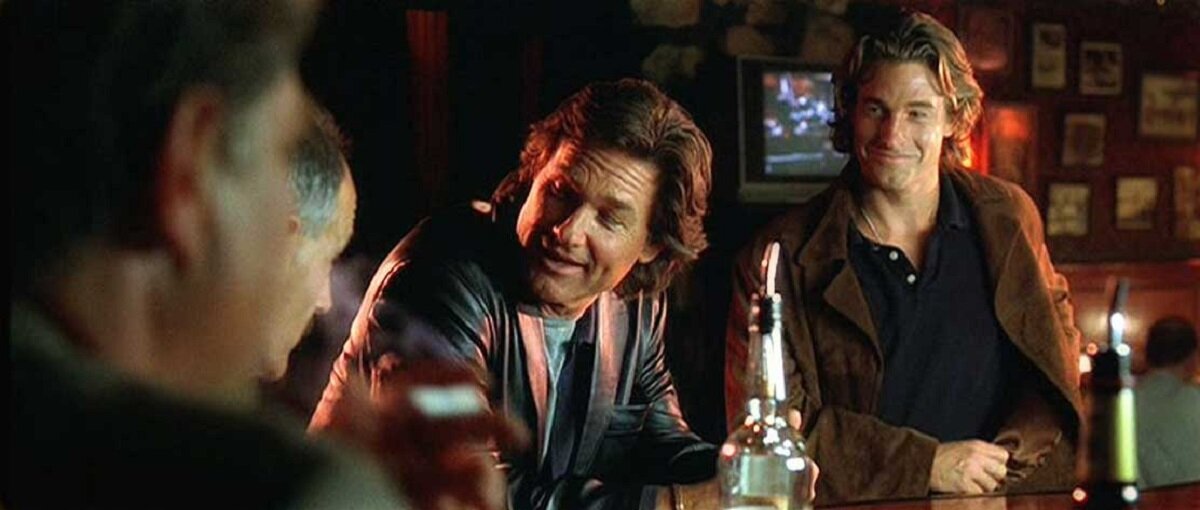 Хорошо быть плохим копом - можно и на службе бухнуть, не боясь, что начальство унюхает. 