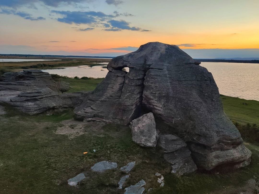 Святилище на озере Большие Аллаки.

Живописное озеро с горами на горизонте, скальные останцы причудливых форм, древние наскальные рисунки...
Все это находится на севере Челябинской области, недалеко от города Касли.

55.95887699,60.92052527