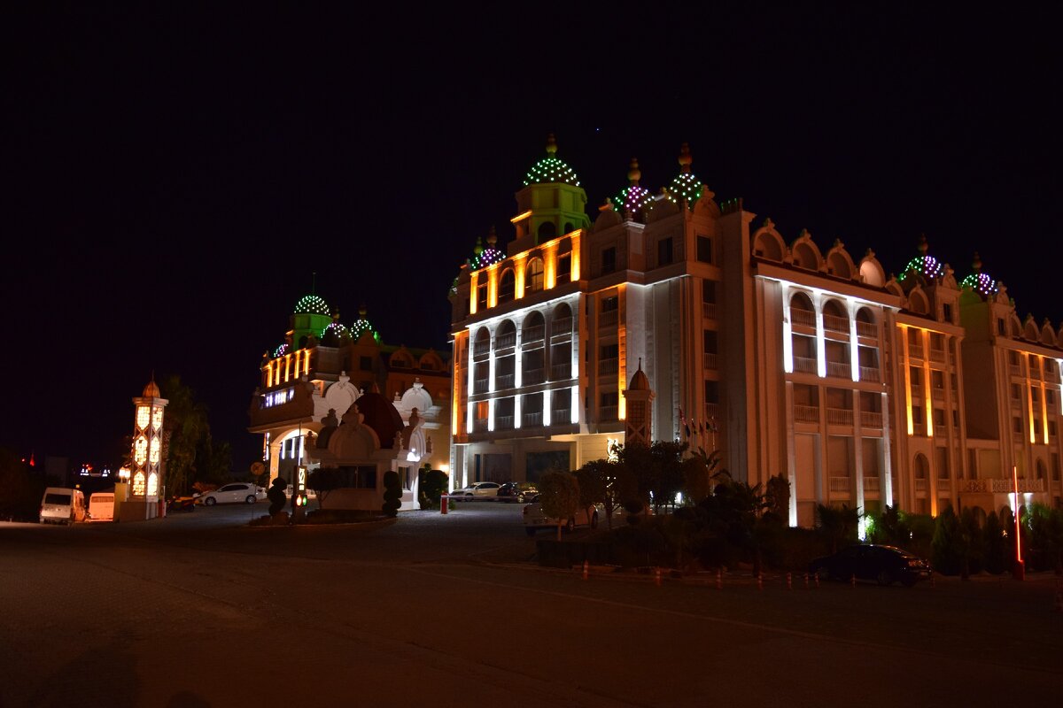  Наш отель вечером.