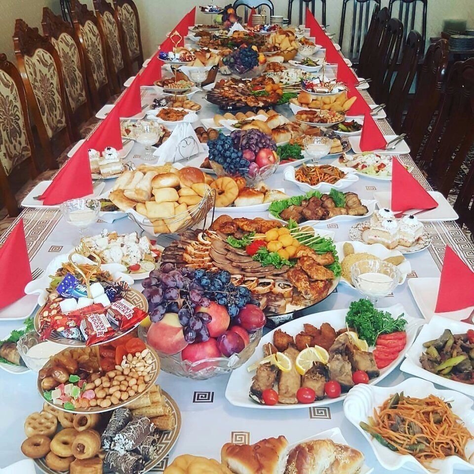 Застолье в тюрьме не сильно отличается от обычного 