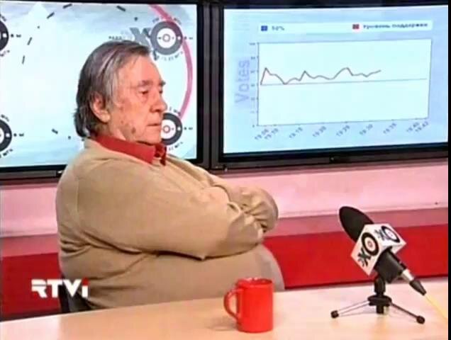 Ему хорошо, ему уютно, у него кофеёк в чашечке. А главное - место привычное, он ведь из этой студии не вылезает.