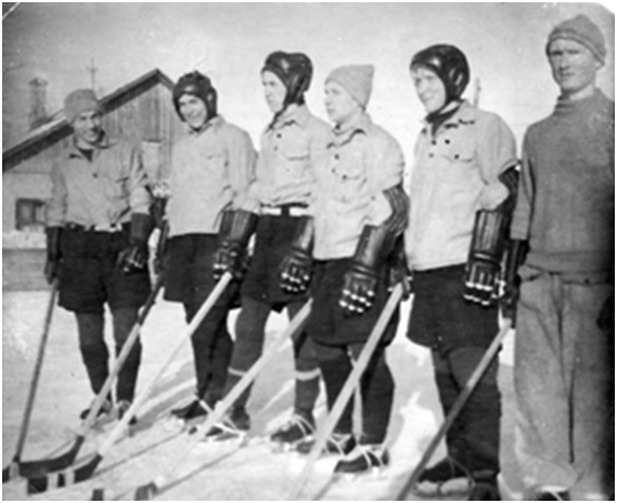    Хоккейная команда завода им. Сталина («Труд»/»Маяк»). Крайний слева Василий Крылов.