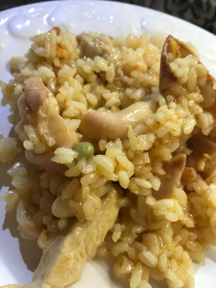 Нам понадобится
рис 300гр
куриная грудка 200гр
кальмары 300гр
лук порей 50гр
перец сладкий 50-100гр
помидор 1шт
мороженный горошек и фасоль 100гр (или варёные)
соль, шафран, перец чили
масло растительное 0,5 ст.
700мл куриного бульона или вода