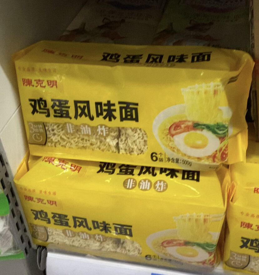 В Китае лапша быстрого приготовления продаётся вот такими блоками .