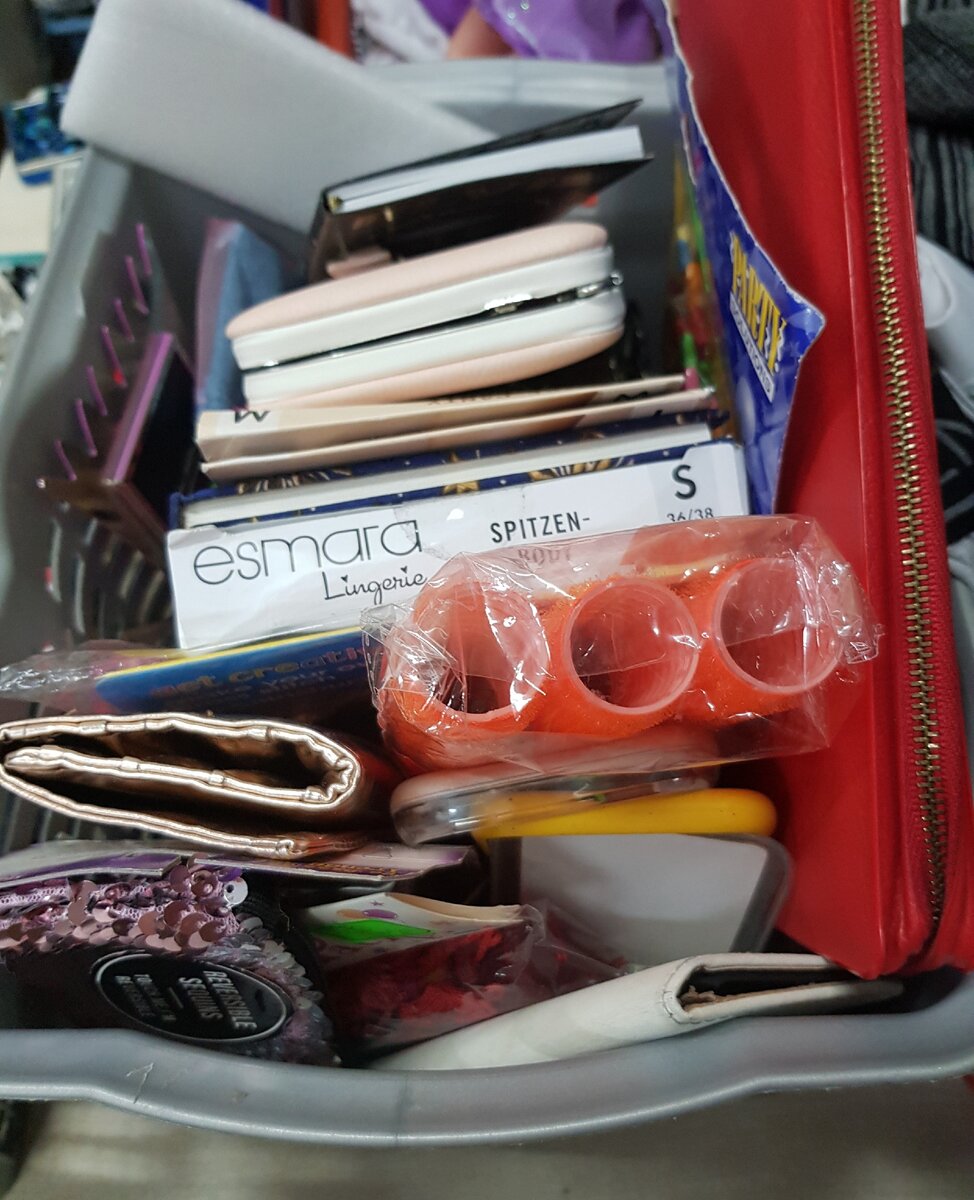 На кассе нередко стоят разные лотки с маленькими вещами. Сборная солянка из бигуди, кошельков и блокнотов :) Фото автора 