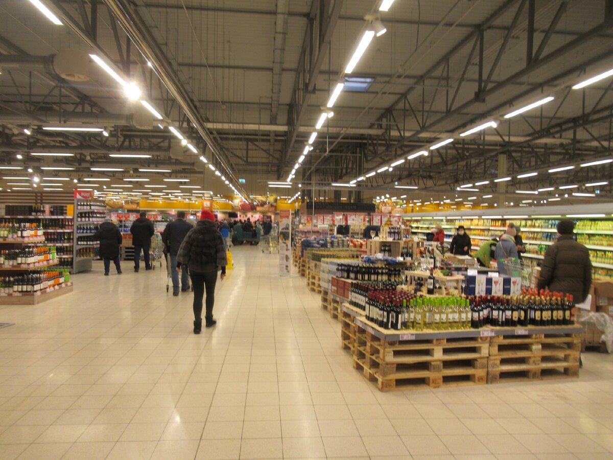 В настоящее время широкий выбор товаров, но дальнейший рост продаж упирается в ограниченную покупательную способность россиян