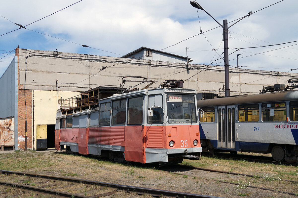 В депо. Бетонная коробка , но с коммуникациями. Фото М.Раевский. 