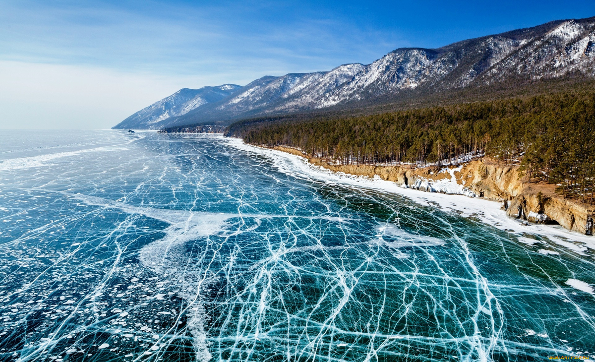 Озеро Байкал зимой.