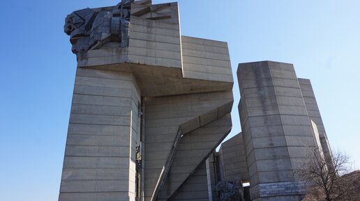 Мемориал создателям Болгарского государства, Шумен. Необычно и красиво.