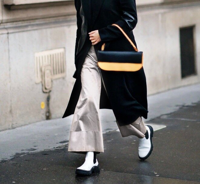 А к брюкам можно подобрать какой-нибудь топ, а сверху пальто или жакет. Опять же, жакет мужского кроя. А если Вы хотите надеть пальто, тогда лучше выбрать что-то более серьёзное, чем топ.