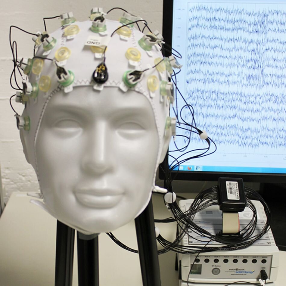Ээг в новосибирске. Аппарат ЭЭГ Нейротех. Электродная шапочка для ЭЭГ. Электроэнцефалография головного мозга (ЭЭГ). РЭГ И ЭЭГ.